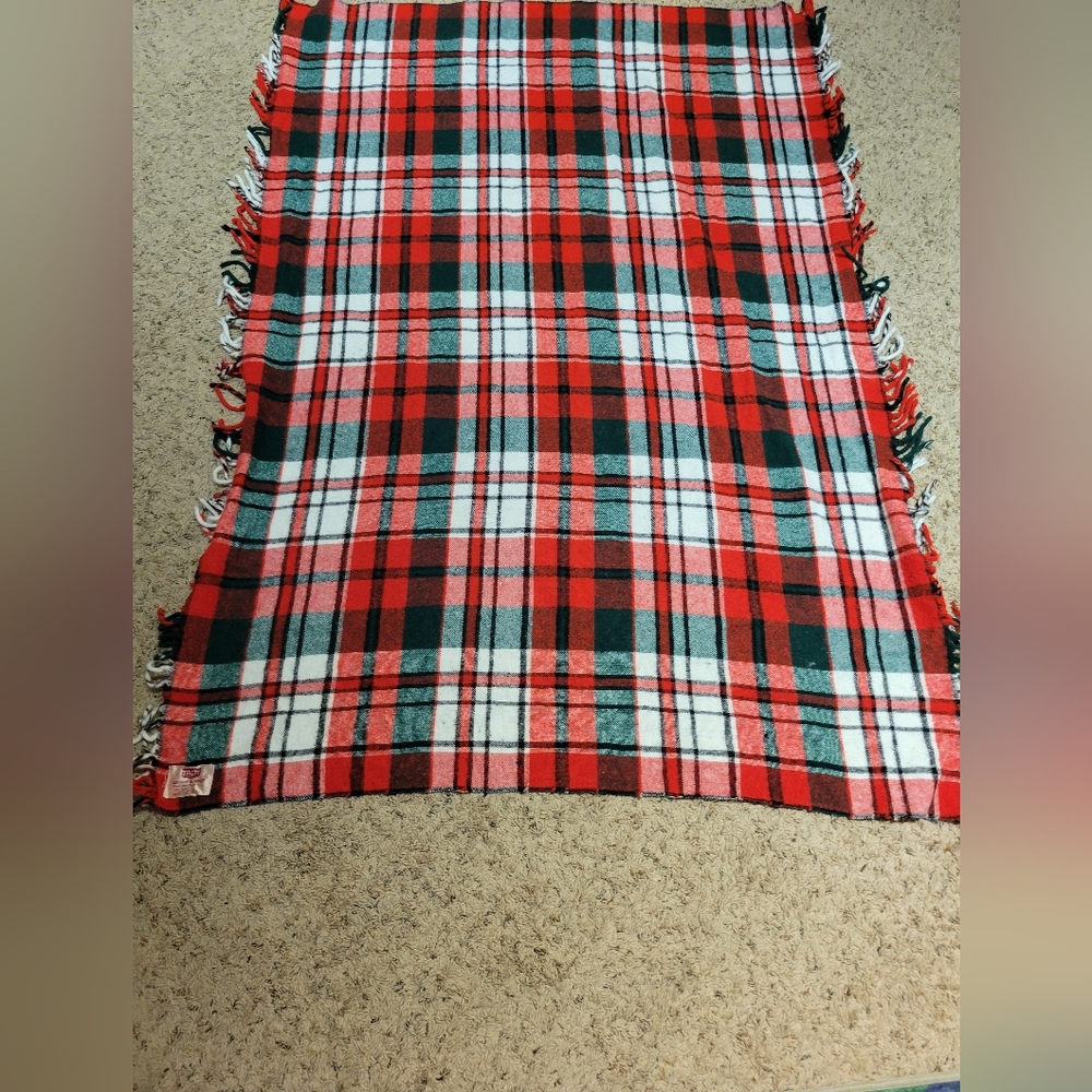 Vintage Troy Pre-owned Plaid Fringed Stadium Leisure Blanket 62 x 44 red/grn/wht